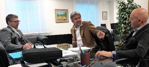 L'assessore regionale alle Autonomie locali Pierpaolo Roberti nell'incontro con il presidente e il vicepresidente dell'Unione intercomunale Collinare, Daniele Chiarvesio e Valerio Del Negro nella sede della Regione a Udine.